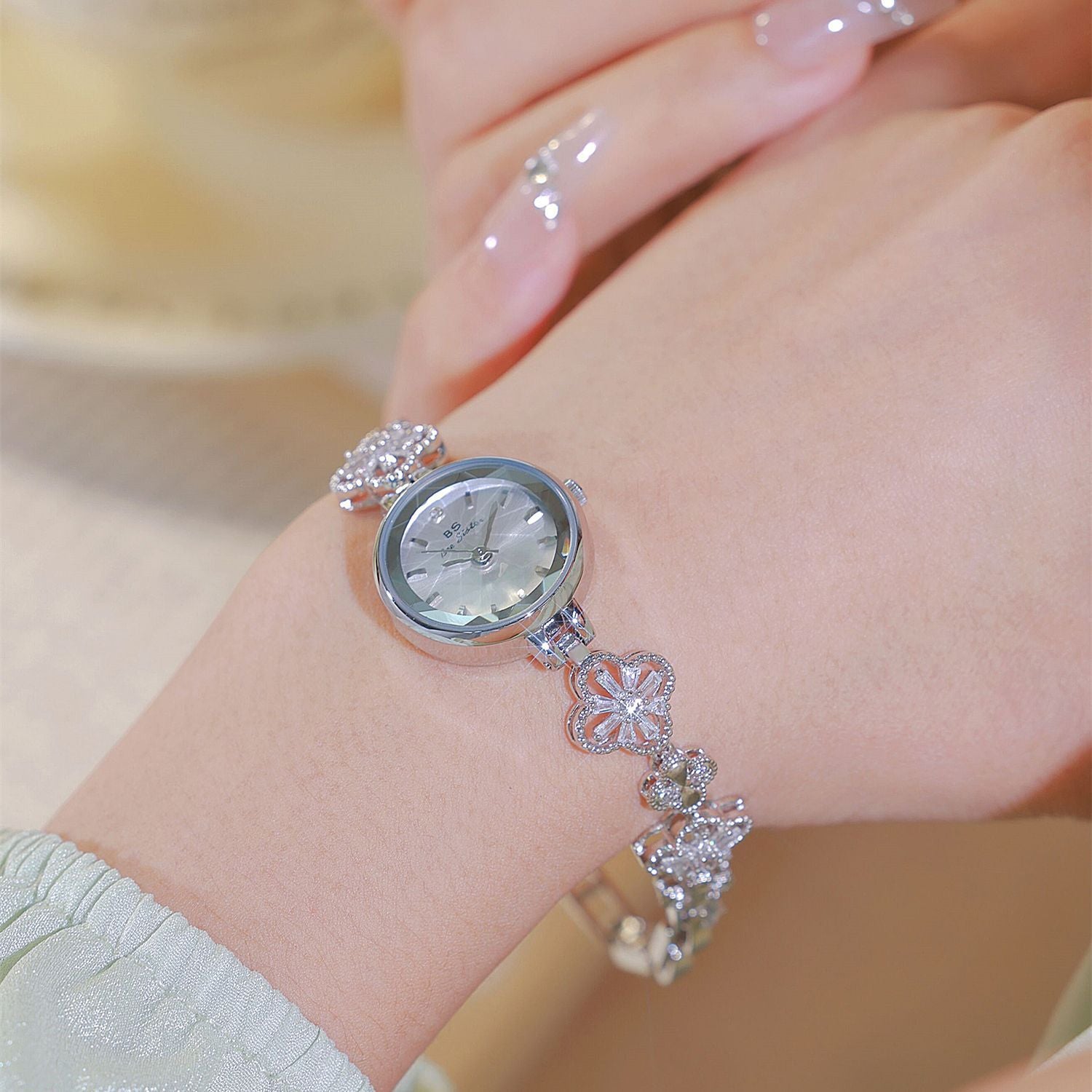 Lucky Four Leaf Clover Quartz Women's Watch Diamond Waterproof Watch